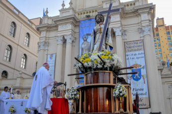 Jujuy, Argentina.- En las fotos tomadas el 7 de agosto del 2023, cientos de fieles jujeños celebraron al Santísimo Salvador, patrono de la ciudad capital y de la Diócesis de Jujuy, con una procesión por las calles céntricas y una misa concelebrada, que se realizó en la Iglesia Catedral Basílica. La veneración tiene sus orígenes en la misma fundación de la ciudad.