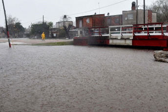 Buenos Aires, Argentina.- En las fotos tomadas el 18 de agosto del 2023, muestra las zonas afectadas por severas lluvias y vientos que afectaron desde la madrugada de este jueves buena parte del sur del GBA en Argentina y otras zonas del área metropolitana. Las fuertes lluvias, provocaron la suspensión de clases y varias personas debieron ser evacuadas y trasladadas a centros de albergue. En algunas zonas cayeron 158 milímetros, tras más de seis meses sin lluvias fuertes. Según la información oficial hubo 1.300 familias afectadas y 175 evacuados.