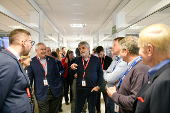 Córdoba, Argentina.- En las fotos tomadas el 31 de julio del 2023, durante la visita oficial del Administrador de la Administración Nacional de Aeronáutica y el Espacio (NASA) de los Estados Unidos, Bill Nelson (derecha), al Centro Espacial Teófilo Tabanera (CETT) de la Comisión Nacional de Actividades Espaciales (CONAE). “En el futuro un astronauta argentino entrenará en la NASA, y más adelante veremos a un argentino que viaje a la Estación Espacial Internacional”, aseguró Nelson. Asimismo, indicó ”Nos impresiona mucho lo que Argentina hace (en materia espacial) y ansiamos continuar cooperando”.