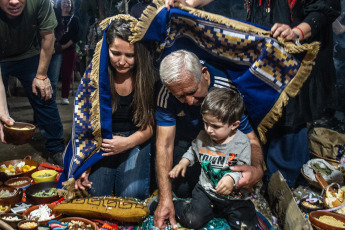 Santiago del Estero, Argentina.- En las fotos tomadas el 1 de agosto del 2023, pueblos del norte de Argentina celebran a la Pachamama con ceremonias que conjugan tradición, música y naturaleza. Este martes, países de América Latina celebraron el Día de la Pachamama, una fiesta donde priman los rituales y ofrendas para venerar y agradecer a la Madre Tierra. La tradición tiene su origen en la mitología Inca, que atribuye a esta deidad la responsabilidad de las siembras y las cosechas.