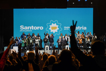 Buenos Aires, Argentina.- En las fotos tomadas el 8 de agosto del 2023, el ministro de Economía Sergio Massa, acompañó al precandidato a la Jefatura de Gobierno de la ciudad de Buenos Aires, Leandro Santoro, en su acto de cierre de campaña en el teatro Gran Rex. A cuatro días de las PASO, Leandro Santoro, candidato por la Unión por la Patria, cerró su campaña. En un discurso, aseguró que dentro de su espacio "no peleamos solo contra un partido político, sino contra un bloque de poder y contra un sistema que hace 16 años está articulado para usar el Estado en beneficio propio".