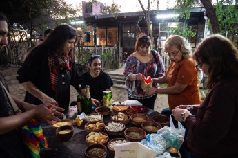 Santiago del Estero, Argentina.- En las fotos tomadas el 1 de agosto del 2023, pueblos del norte de Argentina celebran a la Pachamama con ceremonias que conjugan tradición, música y naturaleza. Este martes, países de América Latina celebraron el Día de la Pachamama, una fiesta donde priman los rituales y ofrendas para venerar y agradecer a la Madre Tierra. La tradición tiene su origen en la mitología Inca, que atribuye a esta deidad la responsabilidad de las siembras y las cosechas.