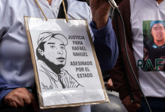 Rio Negro, Argentina.- En las fotos tomadas el 15 de agosto del 2023, familiares y amigos exigen justicia por el crimen de Rafael Nahuel. Un tribunal argentino ha empezado el juicio contra cinco miembros de una fuerza especial de la Prefectura Naval por el asesinato de un joven mapuche en 2017. Rafael Nahuel, de 22 años, murió por un disparo en la espalda el 25 de noviembre de ese año, durante un operativo de desalojo en una zona ocupada del parque nacional Nahuel Huapi, en el noroeste de la Patagonia argentina. Los oficiales son acusados de homicidio agravado por el uso de armas de fuego y con exceso en la legítima defensa.