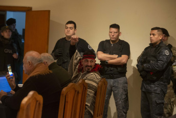 Rio Negro, Argentina.- En las fotos tomadas el 31 de julio del 2023, el dirigente mapuche Facundo Jones Huala, durante el juicio de extradición en su contra. El Juez federal Gustavo Villanueva, habilitó la extradición de Jones Huala que había sido solicitada por el Estado chileno. Prófugo de la Justicia chilena desde febrero de 2022 y detenido en Argentina en enero pasado, Huala fue condenado por delitos de incendio y porte ilegal de armas cometidos en Chile en 2013.