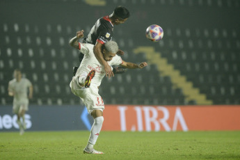 Santa Fe, Argentina.- En las fotos tomadas el 9 de agosto del 2023, durante el partido entre Huracán e Instituto en el estadio de Brigadier General Estanislao Lopez de Santa Fe por los dieciseisavos de final de la Copa Argentina. Huracán derrotó por 2-0 a Instituto de Córdoba. El Globo se impuso con los goles de Walter Mazzantti y Juan Gauto y enfrentará a Racing por los octavos de final.