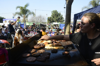 Santa Fe, Argentina.- En las fotos tomadas el 7 de agosto del 2023, durante la octava edición del Festival de la Caña con Ruda que se llevó a cabo en la localidad de Monte Vera, situada al norte de la ciudad de Santa Fe, donde se degustó la famosa caña con ruda Don Paulino, de producción propia del almacén que tiene más de 80 años de historia y que reunió propuestas musicales, gastronómicas y ferias de artesanos.