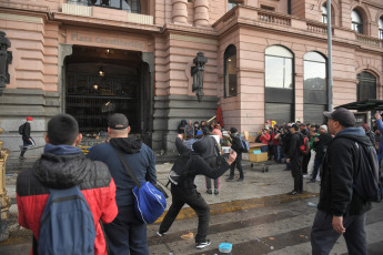 Buenos Aires, Argentina.- En las fotos tomadas el 10 de agosto del 2023, muestra los incidentes ocurridos por un grupo de pasajeros afectados por las demoras en medio de las protestas sobre las vías del Tren Roca. El corte afectó el servicio en la estación Constitución, lo que provocó caos en el lugar. Los usuarios de trenes comenzaron a amucharse en las inmediaciones y varios de ellos descargaron su enojo contras las instalaciones, arrojando objetos contundentes.