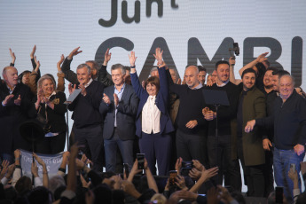 Buenos Aires, Argentina.- En las fotos tomadas el 13 de agosto del 2023, la candidata presidencial de Juntos por el Cambio (JxC) Patricia Bullrich (centro) tras haber ganado la interna de la coalición. La exministra de Seguridad argentina, ganó la interna de la coalición opositora Juntos por el Cambio (centroderecha) para las presidenciales del 22 de octubre, dijo este domingo que se ha dado “un paso” al cambio en medio de la angustia que siente Argentina.