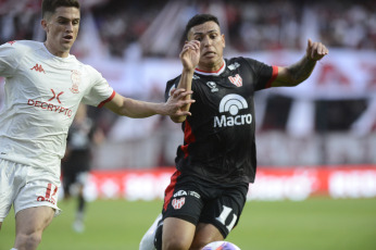 Santa Fe, Argentina.- En las fotos tomadas el 9 de agosto del 2023, durante el partido entre Huracán e Instituto en el estadio de Brigadier General Estanislao Lopez de Santa Fe por los dieciseisavos de final de la Copa Argentina. Huracán derrotó por 2-0 a Instituto de Córdoba. El Globo se impuso con los goles de Walter Mazzantti y Juan Gauto y enfrentará a Racing por los octavos de final.