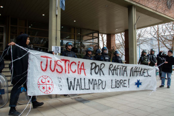 Rio Negro, Argentina.- En las fotos tomadas el 15 de agosto del 2023, familiares y amigos exigen justicia por el crimen de Rafael Nahuel. Un tribunal argentino ha empezado el juicio contra cinco miembros de una fuerza especial de la Prefectura Naval por el asesinato de un joven mapuche en 2017. Rafael Nahuel, de 22 años, murió por un disparo en la espalda el 25 de noviembre de ese año, durante un operativo de desalojo en una zona ocupada del parque nacional Nahuel Huapi, en el noroeste de la Patagonia argentina. Los oficiales son acusados de homicidio agravado por el uso de armas de fuego y con exceso en la legítima defensa.