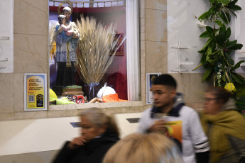 Buenos Aires, Argentina.- En las fotos tomadas el 7 de agosto del 2023, los fieles de San Cayetano realizan la vigilia en la Iglesia de la calle Cuzco 150, en el barrio porteño de Liniers, que abre sus puertas para que la gente pida "paz, pan, salud y trabajo" en una nueva conmemoración del patrono. La Misa Central tendrá lugar este lunes y estará presidida por el arzobispo de Buenos Aires, García Cuerva.