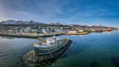 Ushuaia, Argentina.- En las fotos tomadas el 1 de agosto del 2023, las personas visitan la ciudad de Ushuaia durante las vacaciones de invierno. Más de 5,5 millones de turistas se movilizaron durante las vacaciones de invierno, un 6,7% más que en 2022, que también había sido récord, según el informe de la Confederación Argentina de la Mediana Empresa (CAME). El impacto económico superó los $410.633 millones.