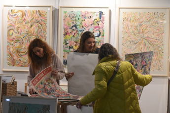 Buenos Aires, Argentina.- En las fotos tomadas el 25 de agosto del 2023, las personas visitan la 11º edición de la feria de arte BADA (Buenos Aires Directo de Artista) en el predio La Rural en Buenos Aires, Argentina. La feria, mantiene su objetivo desde la primera edición, que es vincular en forma directa al artista con el comprador. El sistema de intercambios que propicia, también se ha extendido fuera del país y lleva tres ediciones concretadas con base en Campo Marte (DF México) y en la ciudad de Madrid (España).