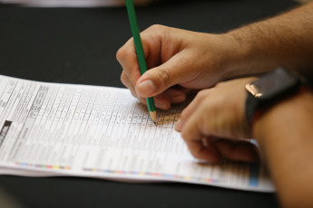 Buenos Aires, Argentina.- En las fotos tomadas el 17 de agosto del 2023, autoridades realizan el escrutinio definitivo de las primarias a cargo de la Justicia electoral. El escrutinio definitivo de las primarias abiertas, simultáneas y obligatorias (PASO) que se desarrollaron el domingo en todo el país a cargo de los juzgados con competencia electoral de cada distrito, es el que tendrá validez legal y una vez culminado, la Justicia oficializará a los candidatos que competirán en las elecciones generales de octubre próximo.