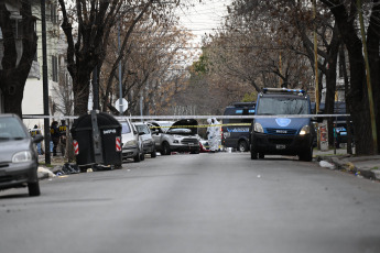 Buenos Aires, Argentina.- En las fotos tomadas el 21 de agosto del 2023, muestra el lugar donde ocurrió un tiroteo en el barrio porteño de La Paternal. En el hecho, murió un hombre y otros tres fueron detenidos tras robar una empresa textil y protagonizar una persecución y tiroteo con la policía, informaron fuentes policiales.