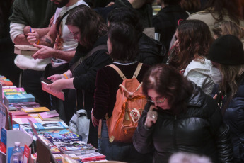 Buenos Aires, Argentina.- En las fotos tomadas el 4 de agosto del 2023, las personas asisten a la 12° Feria de Editores en Buenos Aires. Desde este jueves y hasta el domingo 6 de agosto en el Complejo Art Media se realizará una nueva edición de la FED, encuentro que se ha convertido con el tiempo en expresión cultural de una época. Además de las mesas en las que los editores exhibirán sus libros, se establecerán encuentros y diálogos con sus lectores.