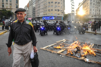 Buenos Aires, Argentina.- En las fotos tomadas el 10 de agosto del 2023, familiares y amigos realizan una protesta para exigir justicia tras la muerte de un manifestante en Buenos Aires, la capital de Argentina, tras supuestamente sufrir un infarto después de ser detenido por la Policía durante una protesta contra el sistema electoral frente al Obelisco.