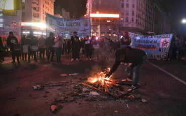 Buenos Aires, Argentina.- En las fotos tomadas el 10 de agosto del 2023, familiares y amigos realizan una protesta para exigir justicia tras la muerte de un manifestante en Buenos Aires, la capital de Argentina, tras supuestamente sufrir un infarto después de ser detenido por la Policía durante una protesta contra el sistema electoral frente al Obelisco.