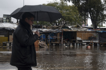 Buenos Aires, Argentina.- En las fotos tomadas el 18 de agosto del 2023, muestra las zonas afectadas por severas lluvias y vientos que afectaron desde la madrugada de este jueves buena parte del sur del GBA en Argentina y otras zonas del área metropolitana. Las fuertes lluvias, provocaron la suspensión de clases y varias personas debieron ser evacuadas y trasladadas a centros de albergue. En algunas zonas cayeron 158 milímetros, tras más de seis meses sin lluvias fuertes. Según la información oficial hubo 1.300 familias afectadas y 175 evacuados.