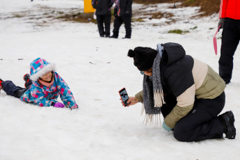 Rio Negro, Argentina.- En las fotos tomadas el 7 de agosto del 2023, argentinos disfrutan de las vacaciones de invierno en Rio Negro, Argentina. Durante las vacaciones de invierno, más de 5,5 millones de turistas recorrieron distintos puntos del país, de los cuales 600 mil fueron extranjeros. La actividad superó en un 6,7% al receso invernal del año anterior.