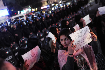 Buenos Aires, Argentina.- En las fotos tomadas el 10 de agosto del 2023, familiares y amigos realizan una protesta para exigir justicia tras la muerte de un manifestante en Buenos Aires, la capital de Argentina, tras supuestamente sufrir un infarto después de ser detenido por la Policía durante una protesta contra el sistema electoral frente al Obelisco.