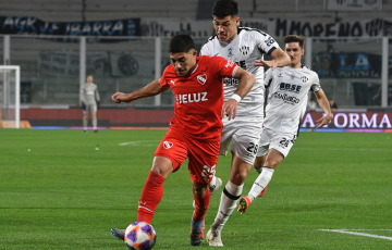 Córdoba, Argentina.- En las fotos tomadas el 15 de agosto del 2023, durante el partido entre Independiente y Central Córdoba de Santiago del Estero, ambos de Primera División, en el cierre de los 16avos de final de la Copa Argentina en el Estadio Mario Alberto Kempes. Independiente eliminó por penales (7-6) a Central Córdoba de Santiago del Estero y se clasificó a los octavos de final de la Copa Argentina. En la próxima instancia el equipo de Avellaneda, se medirá con Estudiantes de La Plata.