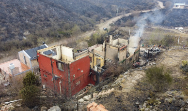 San Luis, Argentina.- En las fotos tomadas el 24 de agosto del 2023, muestra las zonas afectadas tras los incendios forestales que quemaron varias áreas de la provincia de San Luis. Las lluvias trajeron alivio y no se detectan focos de incendios activos en San Luis. Según informó el Ministerio de Seguridad, el cambio de las condiciones climáticas como el descenso de las temperaturas, la ausencia de viento y las leves precipitaciones en la parte de la Sierra Grande de San Luis favorecieron el trabajo de Bomberos y Brigadistas en toda la zona.