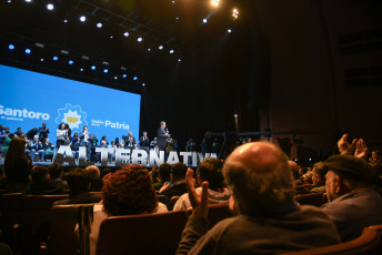 Buenos Aires, Argentina.- En las fotos tomadas el 8 de agosto del 2023, el ministro de Economía Sergio Massa, acompañó al precandidato a la Jefatura de Gobierno de la ciudad de Buenos Aires, Leandro Santoro, en su acto de cierre de campaña en el teatro Gran Rex. A cuatro días de las PASO, Leandro Santoro, candidato por la Unión por la Patria, cerró su campaña. En un discurso, aseguró que dentro de su espacio "no peleamos solo contra un partido político, sino contra un bloque de poder y contra un sistema que hace 16 años está articulado para usar el Estado en beneficio propio".