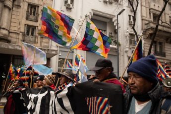 Buenos Aires, Argentina.- En las fotos tomadas el 23 de agosto del 2023, el Tercer Malón de la Paz realizó una movilización en el centro porteño y un acto frente al Congreso. A casi dos meses del comienzo de las protestas en Jujuy contra la reforma constitucional -impulsada por el gobernador Gerardo Morales-, organizaciones de derechos humanos realizaron un llamamiento urgente ante la ONU por la criminalización de los manifestantes y la detención del abogado Alberto Nallar, el magistrado jujeño que cumple con una prisión preventiva domiciliaria desde el pasado 12 de junio cuando fue arrestado en el marco de los piquetes en la provincia.