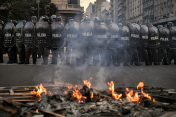 Buenos Aires, Argentina.- En las fotos tomadas el 10 de agosto del 2023, familiares y amigos realizan una protesta para exigir justicia tras la muerte de un manifestante en Buenos Aires, la capital de Argentina, tras supuestamente sufrir un infarto después de ser detenido por la Policía durante una protesta contra el sistema electoral frente al Obelisco.