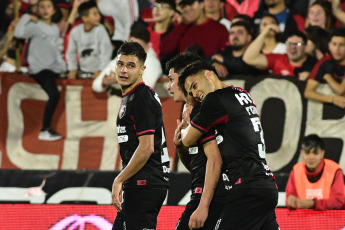 Rosario, Argentina.- En las fotos tomadas el 21 de agosto del 2023, durante el partido entre Newell’s y Central Córdoba de Santiago del Estero por la fecha 1 de la Zona B de la Copa de la Liga Profesional 2023 en el estadio Marcelo Bielsa. Newell's venció por 2-0 a Central Córdoba con goles de Gustavo Damián Canto (en contra) y Brian Nicolás Aguirre.