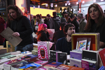 Buenos Aires, Argentina.- En las fotos tomadas el 4 de agosto del 2023, las personas asisten a la 12° Feria de Editores en Buenos Aires. Desde este jueves y hasta el domingo 6 de agosto en el Complejo Art Media se realizará una nueva edición de la FED, encuentro que se ha convertido con el tiempo en expresión cultural de una época. Además de las mesas en las que los editores exhibirán sus libros, se establecerán encuentros y diálogos con sus lectores.