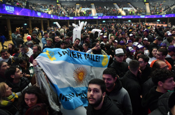 Buenos Aires, Argentina.- En las fotos tomadas el 7 de agosto del 2023, el precandidato presidencial de La Libertad Avanza (LLA), Javier Milei, realizó su cierre de campaña rumbo a las PASO del domingo próximo con un acto en el estadio Movistar Arena de la ciudad de Buenos Aires. Durante su discurso, el dirigente opositor le hizo un guiño al sector de Mauricio Macri, expresó fuertes críticas contra la UCR y convocó a votar.