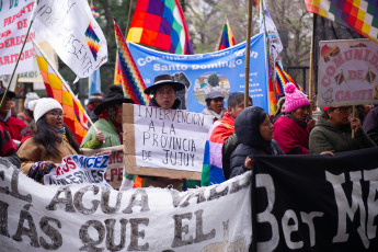 Buenos Aires, Argentina.- In the photos taken on August 4, 2023, after rejection by the Supreme Court, the Third Malón de la Paz protests in front of Plaza de Mayo. Members of Argentine indigenous peoples assured that they will continue a vigil that began on Tuesday in front of the capital's Palace of Courts to denounce the violence and irregularities of the government of the province of Jujuy.