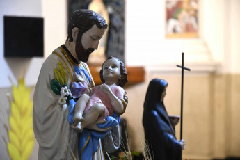 Buenos Aires, Argentina.- En las fotos tomadas el 7 de agosto del 2023, los fieles de San Cayetano realizan la vigilia en la Iglesia de la calle Cuzco 150, en el barrio porteño de Liniers, que abre sus puertas para que la gente pida "paz, pan, salud y trabajo" en una nueva conmemoración del patrono. La Misa Central tendrá lugar este lunes y estará presidida por el arzobispo de Buenos Aires, García Cuerva.