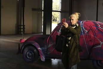 Buenos Aires, Argentina.- En las fotos tomadas el 25 de agosto del 2023, las personas visitan la 11º edición de la feria de arte BADA (Buenos Aires Directo de Artista) en el predio La Rural en Buenos Aires, Argentina. La feria, mantiene su objetivo desde la primera edición, que es vincular en forma directa al artista con el comprador. El sistema de intercambios que propicia, también se ha extendido fuera del país y lleva tres ediciones concretadas con base en Campo Marte (DF México) y en la ciudad de Madrid (España).