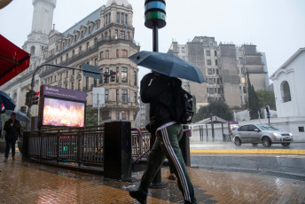 Buenos Aires, Argentina.- En las fotos tomadas el 18 de agosto del 2023, muestra las zonas afectadas por severas lluvias y vientos que afectaron desde la madrugada de este jueves buena parte del sur del GBA en Argentina y otras zonas del área metropolitana. Las fuertes lluvias, provocaron la suspensión de clases y varias personas debieron ser evacuadas y trasladadas a centros de albergue. En algunas zonas cayeron 158 milímetros, tras más de seis meses sin lluvias fuertes. Según la información oficial hubo 1.300 familias afectadas y 175 evacuados.