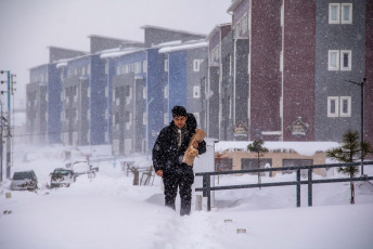 Ushuaia, Argentina.- En las fotos tomadas el 8 de agosto del 2023, muestra la ciudad de Ushuaia tras un temporal de nieve. El Servicio Meteorológico Nacional emitió una alerta de nivel amarillo por la presencia de vientos severos y temperaturas polares. Según detallaron en los informes elaborados, las ráfagas de vientos intensos se presentarán en la parte norte del país, mientras que el frío se extenderá por el sur de la República Argentina.