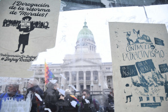 Buenos Aires, Argentina.- En las fotos tomadas el 23 de agosto del 2023, el Tercer Malón de la Paz realizó una movilización en el centro porteño y un acto frente al Congreso. A casi dos meses del comienzo de las protestas en Jujuy contra la reforma constitucional -impulsada por el gobernador Gerardo Morales-, organizaciones de derechos humanos realizaron un llamamiento urgente ante la ONU por la criminalización de los manifestantes y la detención del abogado Alberto Nallar, el magistrado jujeño que cumple con una prisión preventiva domiciliaria desde el pasado 12 de junio cuando fue arrestado en el marco de los piquetes en la provincia.