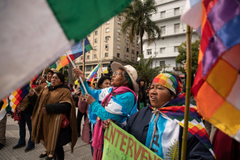 Buenos Aires, Argentina.- En las fotos tomadas el 23 de agosto del 2023, el Tercer Malón de la Paz realizó una movilización en el centro porteño y un acto frente al Congreso. A casi dos meses del comienzo de las protestas en Jujuy contra la reforma constitucional -impulsada por el gobernador Gerardo Morales-, organizaciones de derechos humanos realizaron un llamamiento urgente ante la ONU por la criminalización de los manifestantes y la detención del abogado Alberto Nallar, el magistrado jujeño que cumple con una prisión preventiva domiciliaria desde el pasado 12 de junio cuando fue arrestado en el marco de los piquetes en la provincia.