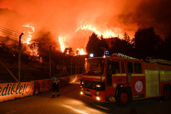 San Luis, Argentina.- En las fotos tomadas el 22 de agosto del 2023, muestra el incendio forestal sobre las sierras de San Luis, que se extiende desde el Parque Nativo de la localidad de Potrero de los Funes, hasta el barrio Cerros Colorados de la ciudad de Juana Koslay. Hasta el momento, se confirmó que en la zona fueron evacuadas unas 15 familias y que el fuego destruyó varias viviendas de la zona, en medio de condiciones desfavorables debido a los fuertes vientos que alcanzan los 60 kilómetros por hora y la gran sequía de la zona.