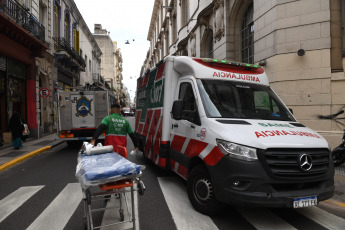 Buenos Aires, Argentina.- En las fotos tomadas el 24 de agosto del 2023, Bomberos de la Ciudad de Buenos Aires combatían un incendio de un edificio en el barrio de Monserrat en Buenos Aires, Argentina. Un edificio se incendió y una mujer debió escapar por el balcón. La residente, de 65 años, sufrió quemaduras en el 70