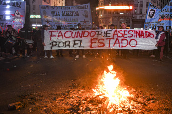 Buenos Aires, Argentina.- En las fotos tomadas el 10 de agosto del 2023, familiares y amigos realizan una protesta para exigir justicia tras la muerte de un manifestante en Buenos Aires, la capital de Argentina, tras supuestamente sufrir un infarto después de ser detenido por la Policía durante una protesta contra el sistema electoral frente al Obelisco.