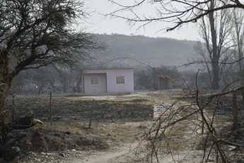 San Luis, Argentina.- En las fotos tomadas el 22 de agosto del 2023, muestra el incendio forestal sobre las sierras de San Luis, que se extiende desde el Parque Nativo de la localidad de Potrero de los Funes, hasta el barrio Cerros Colorados de la ciudad de Juana Koslay. Hasta el momento, se confirmó que en la zona fueron evacuadas unas 15 familias y que el fuego destruyó varias viviendas de la zona, en medio de condiciones desfavorables debido a los fuertes vientos que alcanzan los 60 kilómetros por hora y la gran sequía de la zona.