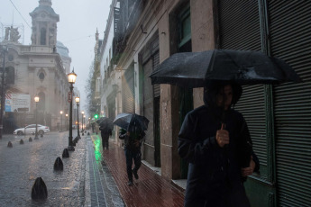 Buenos Aires, Argentina.- En las fotos tomadas el 18 de agosto del 2023, muestra las zonas afectadas por severas lluvias y vientos que afectaron desde la madrugada de este jueves buena parte del sur del GBA en Argentina y otras zonas del área metropolitana. Las fuertes lluvias, provocaron la suspensión de clases y varias personas debieron ser evacuadas y trasladadas a centros de albergue. En algunas zonas cayeron 158 milímetros, tras más de seis meses sin lluvias fuertes. Según la información oficial hubo 1.300 familias afectadas y 175 evacuados.