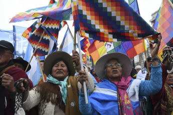 Buenos Aires, Argentina.- En las fotos tomadas el 23 de agosto del 2023, el Tercer Malón de la Paz realizó una movilización en el centro porteño y un acto frente al Congreso. A casi dos meses del comienzo de las protestas en Jujuy contra la reforma constitucional -impulsada por el gobernador Gerardo Morales-, organizaciones de derechos humanos realizaron un llamamiento urgente ante la ONU por la criminalización de los manifestantes y la detención del abogado Alberto Nallar, el magistrado jujeño que cumple con una prisión preventiva domiciliaria desde el pasado 12 de junio cuando fue arrestado en el marco de los piquetes en la provincia.