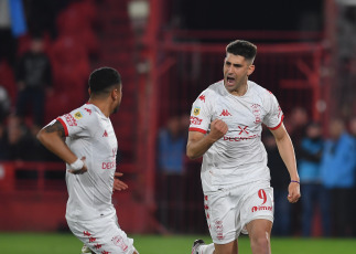 Buenos Aires, Argentina.- En las fotos tomadas el 21 de agosto del 2023, durante el partido entre Huracán y Banfield en el Estadio Tomás Adolfo Ducó por la primera fecha de la Zona A de la Copa de la Liga Profesional. Huracán venció a Banfield 2-0 con goles de Cóccaro y Cordero.