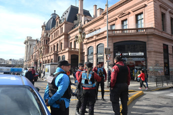 Buenos Aires, Argentina.- In the photos taken on August 15, 2023, authorities participate in an operation at the Constitución station, in the city of Buenos Aires, due to a bomb threat. From Trenes Argentinos they reported that, about an hour after the threat, the search result was negative. City Police sources reported that the operation began after a 911 call was received from the Province of Buenos Aires indicating that there was a bomb inside a formation.