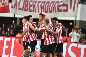 Buenos Aires, Argentina.- En las fotos tomadas el 2 de agosto del 2023, durante el partido entre Estudiantes y Goias en el cruce de ida de los octavos de final de la Copa Sudamericana en el estadio Jorge Luis Hirschi. Estudiantes de La Plata logró una contundente victoria al derrotar a Goias por con un resultado de 3 a 0. Guido Carrillo (54) y Benjamín Rollheiser (62 y 83) anotaron los goles para la victoria del Pincha.