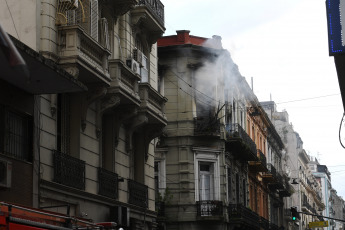 Buenos Aires, Argentina.- En las fotos tomadas el 24 de agosto del 2023, Bomberos de la Ciudad de Buenos Aires combatían un incendio de un edificio en el barrio de Monserrat en Buenos Aires, Argentina. Un edificio se incendió y una mujer debió escapar por el balcón. La residente, de 65 años, sufrió quemaduras en el 70